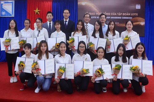 Quỹ Lotte Foundation trao học bổng cho sinh viên vượt khó