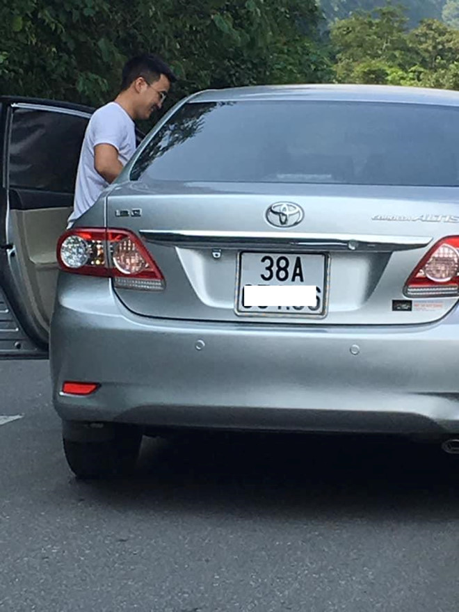 Dan mang khen ngoi 'soai ca' giup nguoi la sua xe giua troi nang nong hinh anh 1