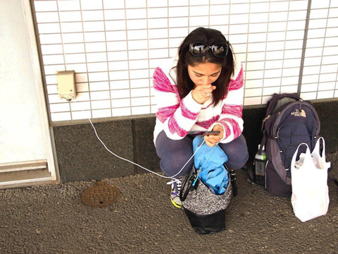 Lai tranh cai ve van de sac dien thoai qua dem hinh anh 2