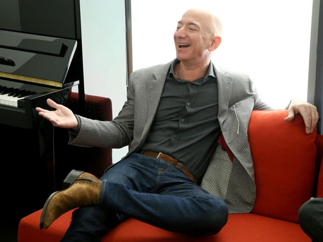 Trong 15 phút, tỷ phú Jeff Bezos kiếm số tiền một người Mỹ làm cả đời