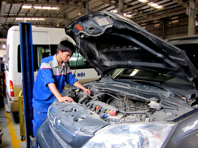 Giá xăng tăng kỷ lục: Cách sử dụng ô tô đỡ tốn xăng