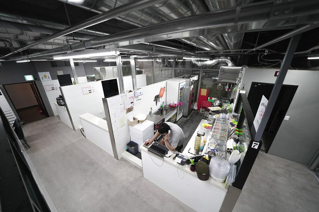 Không đủ tiền để mở cửa tiệm truyền thống, nhiều doanh nhân đổ xô phát triển các nhà hàng ma ở châu Á - Ảnh 3.