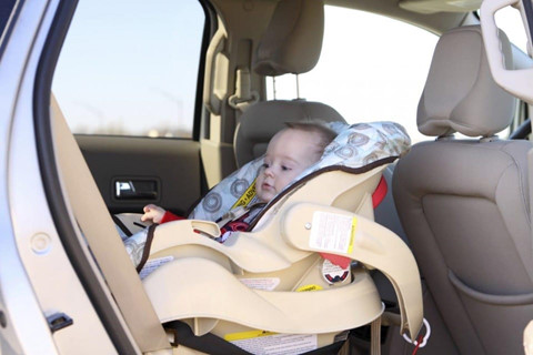 Tre em va nguy co thiet mang tren oto hinh anh 6