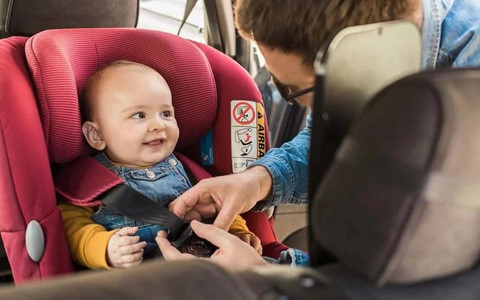 Tre em va nguy co thiet mang tren oto hinh anh 5