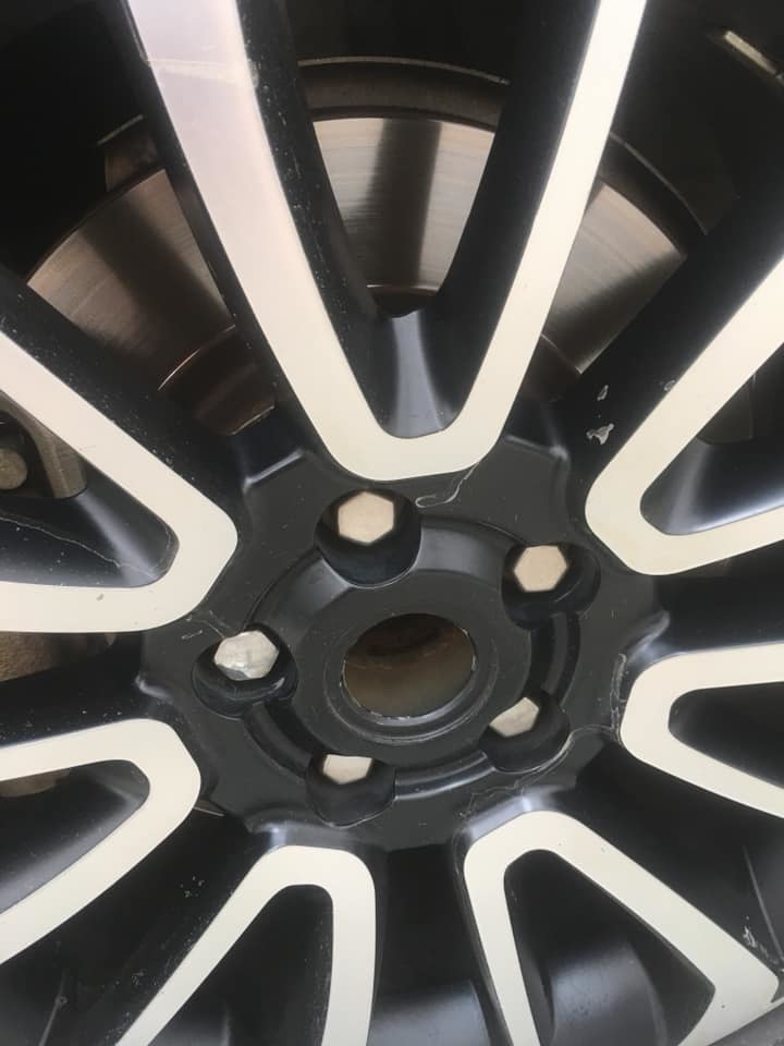 Hết trộm gương, xe sang Range Rover bị 'vặt' logo mâm xe