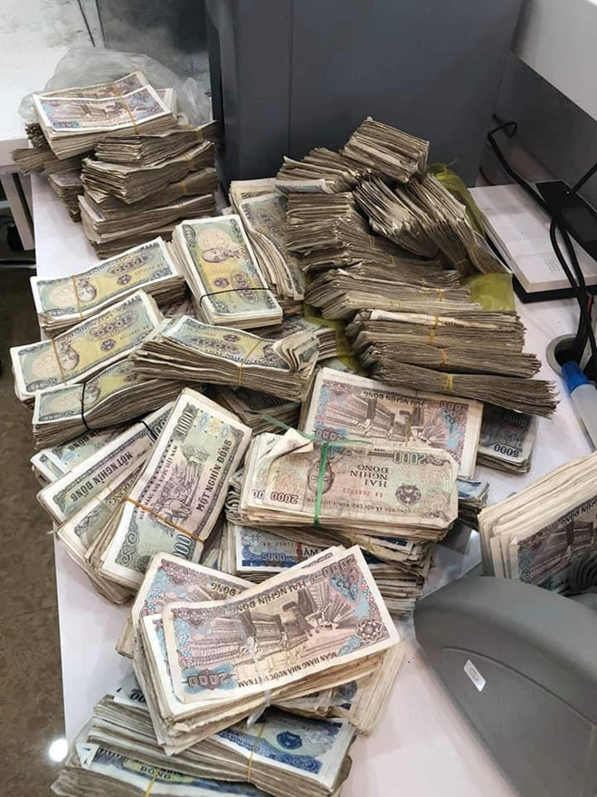 Vợ chồng cụ ông 78 tuổi chở bao tải tiền lẻ đi gửi tiết kiệm