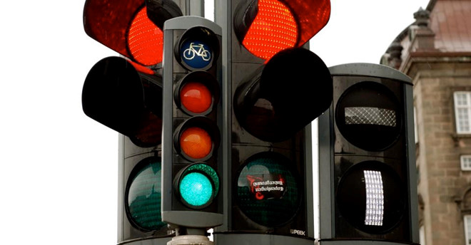 Nháy pha vào đèn đỏ có khiến đèn chuyển sang xanh nhanh hơn không?