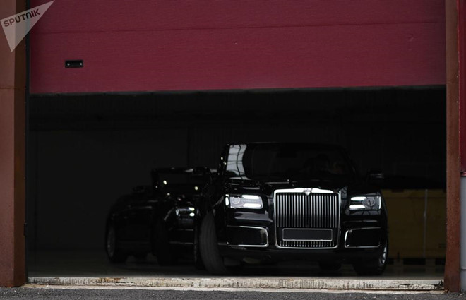 Limousine mui tran cua Tong thong Putin xuat hien tai le duyet binh hinh anh 2