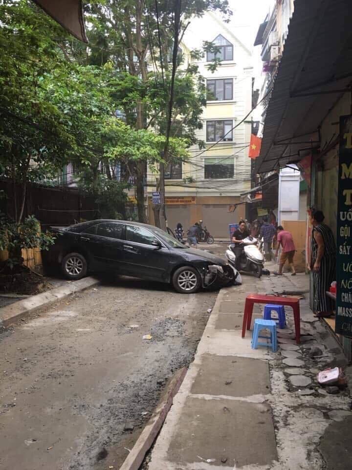 Nữ tài xế lùi Camry cán chết người đi xe máy trên phố Hà Nội