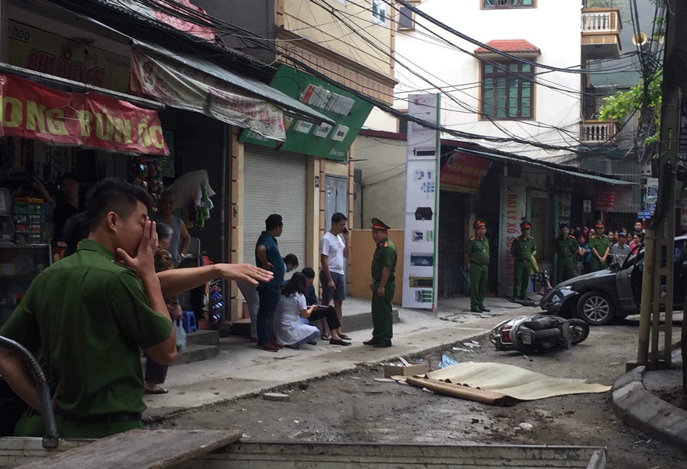 Nữ tài xế lùi Camry cán chết người đi xe máy trên phố Hà Nội