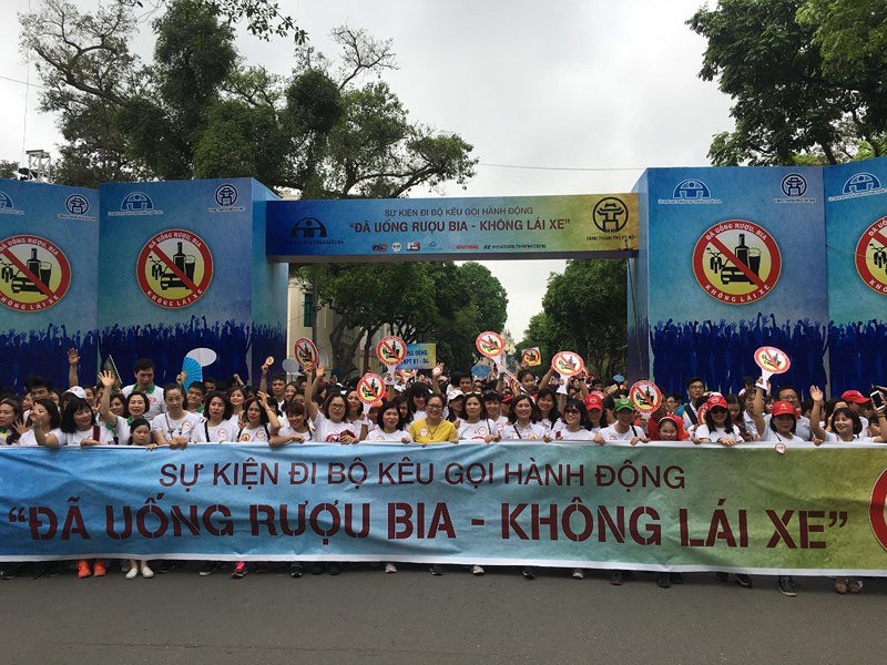 Hàng nghìn người dân Hà Nội đi bộ kêu gọi “Đã uống rượu bia - Không lái xe