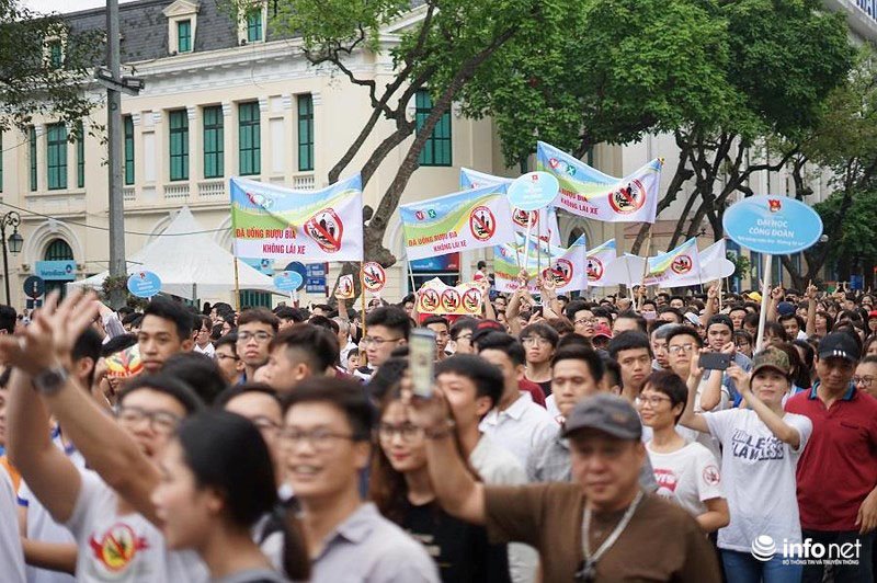 Hàng nghìn người dân Hà Nội đi bộ kêu gọi “Đã uống rượu bia - Không lái xe
