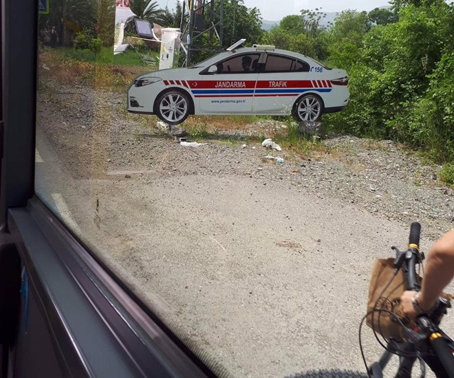 Dung mo hinh xe canh sat de canh bao ‘ma toc do’ hinh anh 2