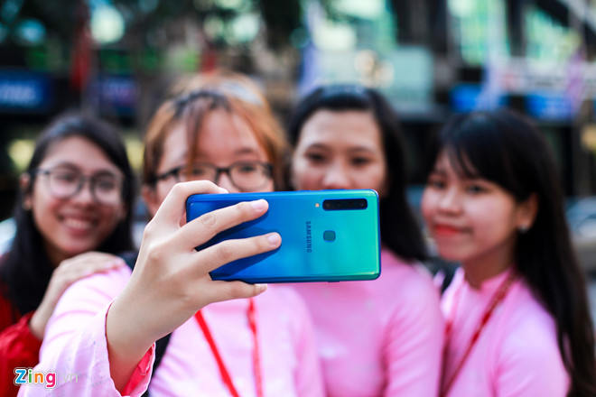 Nhieu di dong cao cap dong loat dieu chinh gia trong thang 5 hinh anh 2