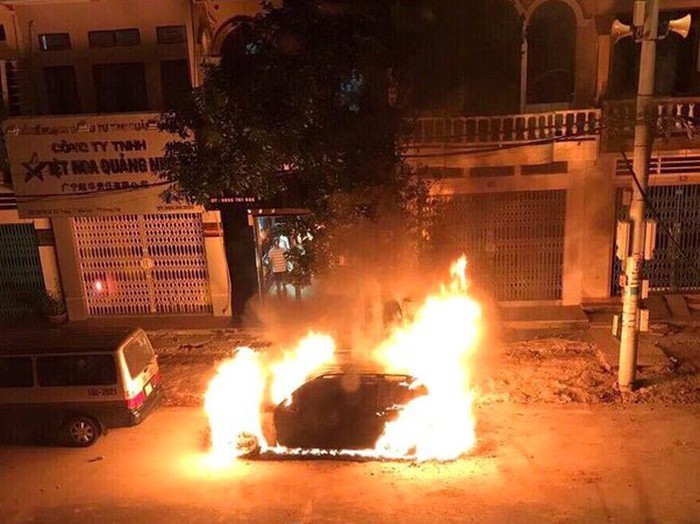 Những vụ xe sang tiền tỷ bốc cháy dữ dội gây hoang mang