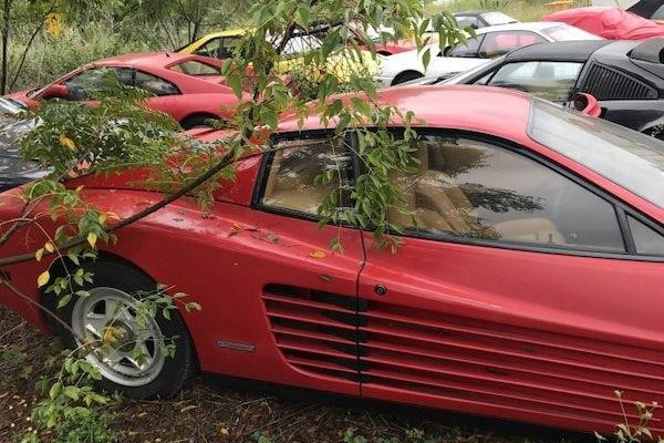 Siêu xe Ferrari Testarossa bị chủ nhân bỏ rơi nằm dầm sương dãi nắng suốt  17 năm