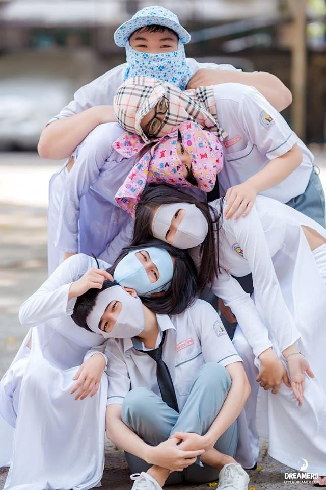 Thêm trào lưu chụp kỷ yếu mới: Đầu chồng đầu, mặc đồ như ninja