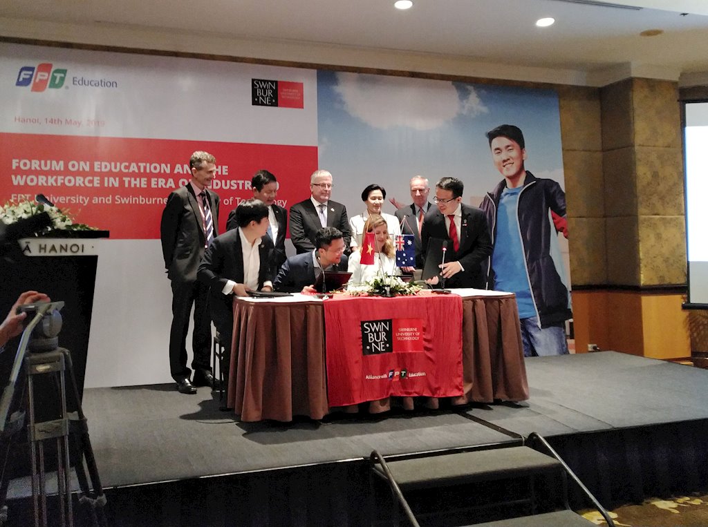Swinburne Việt Nam tung các suất học bổng tổng trị giá tới 35 tỷ đồng | Dự án giáo dục mới của FPT tung ra các gói học bổng “siêu khủng” trong năm đầu ra mắt | Cấp học bổng trị giá lên tới 100% chương trình Cử nhân Úc tại Swinburne Việt Nam