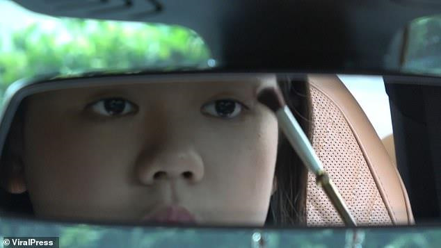 Vlogger Thai mua BMW 7 Series mung sinh nhat 12 tuoi hinh anh 4