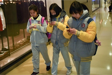 Trường bị điều tra vì hiệu phó rao bán điện thoại Huawei cho học sinh