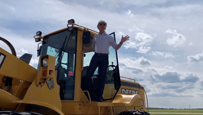 Jeff Bezos lai may ui khoi cong san bay 1,5 ty USD cua Amazon hinh anh 1