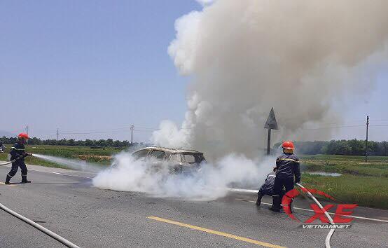 Ô tô Ford Eco Sport cháy trơ khung trên đường đi bảo dưỡng