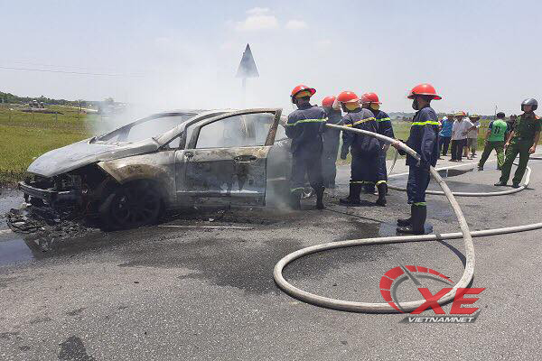 Ô tô Ford Eco Sport cháy trơ khung trên đường đi bảo dưỡng