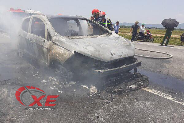 Ô tô Ford Eco Sport cháy trơ khung trên đường đi bảo dưỡng