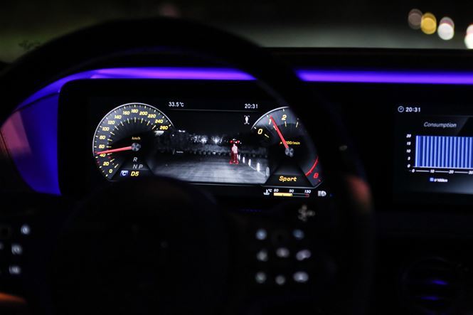 Tài xế cần sử dụng đèn ra sao khi lái xe vào ban đêm?