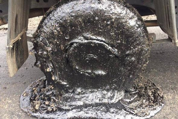 Troi nang nong toi muc tan chay, bien dang ca oto hinh anh 2