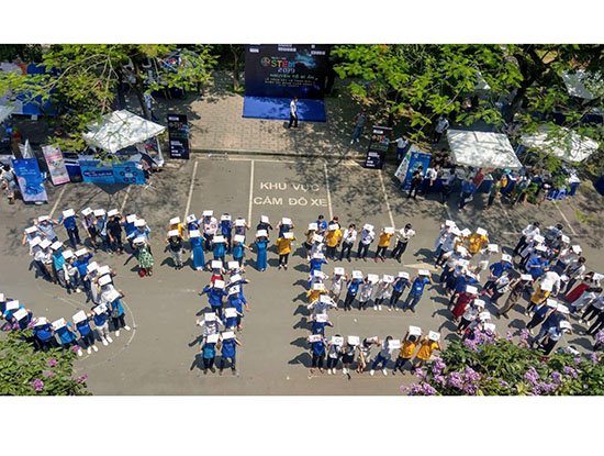 Hàng ngàn fan của STEM đội nắng 40 độ C tham gia Ngày hội 2019 ở Hà Nội