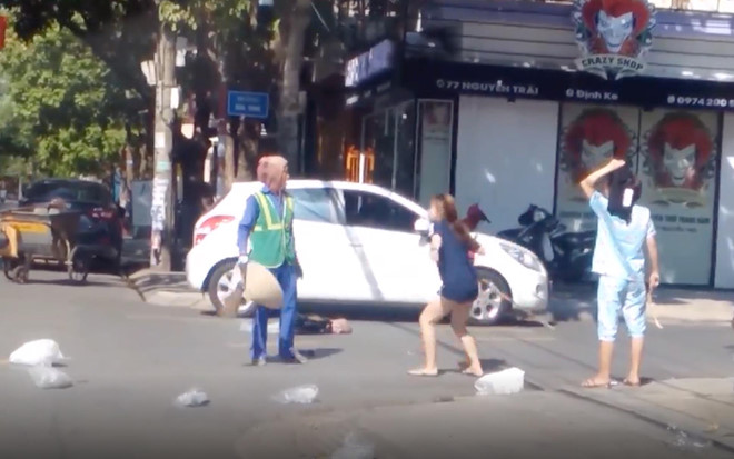 Nu lao cong bi danh vi nhac nho co gai vut rac bua bai hinh anh 1