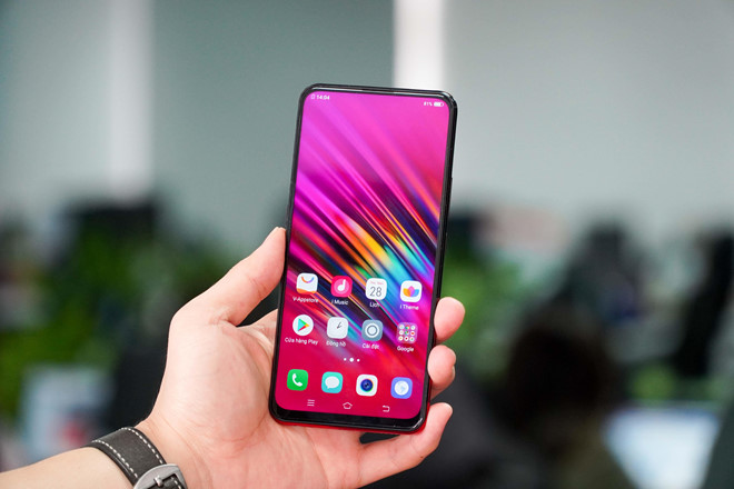 Loat smartphone tam trung man hinh lon dang chu y tai VN hinh anh 5