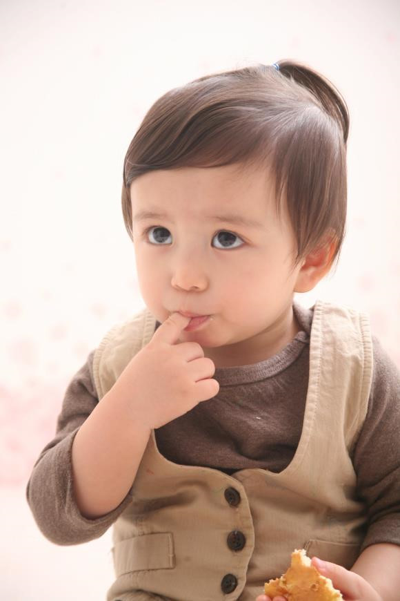 Be trai Han Quoc dang yeu, tro thanh ngoi sao quang cao tren mang hinh anh 6