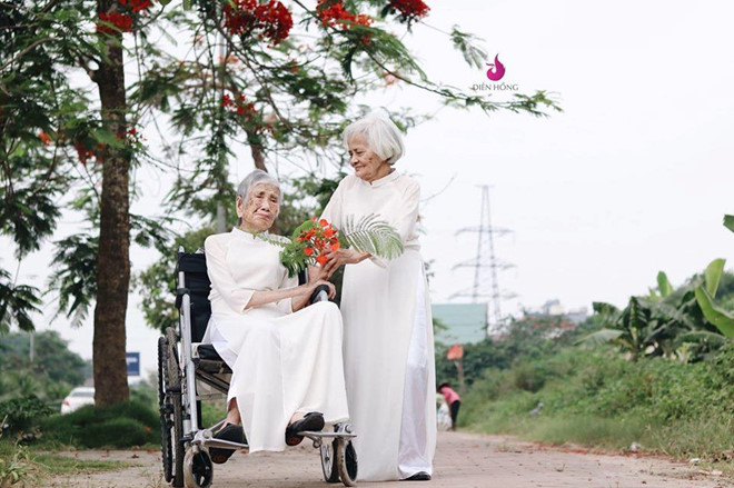 Ai cung mong tre lai khi xem anh hai cu ba ben hoa bang lang hinh anh 2