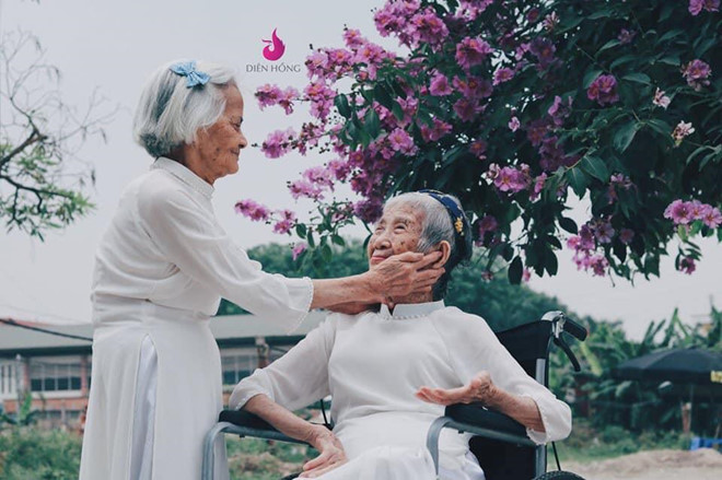 Ai cung mong tre lai khi xem anh hai cu ba ben hoa bang lang hinh anh 5