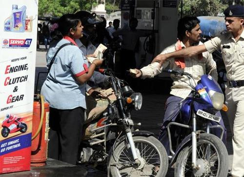 Khong ban xang cho nguoi di xe may khong doi mu bao hiem hinh anh 1