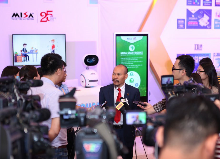 Chủ tịch MISA Lữ Thành Long chia sẻ kinh nghiệm phát triển sản phẩm giải bài toán Việt Nam | Chủ tịch MISA Lữ Thành Long: Làm sản phẩm là bài toán vô cùng thách thức