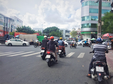 Nhung loi giao thong pho bien cua nguoi Viet khi chay xe may hinh anh 1