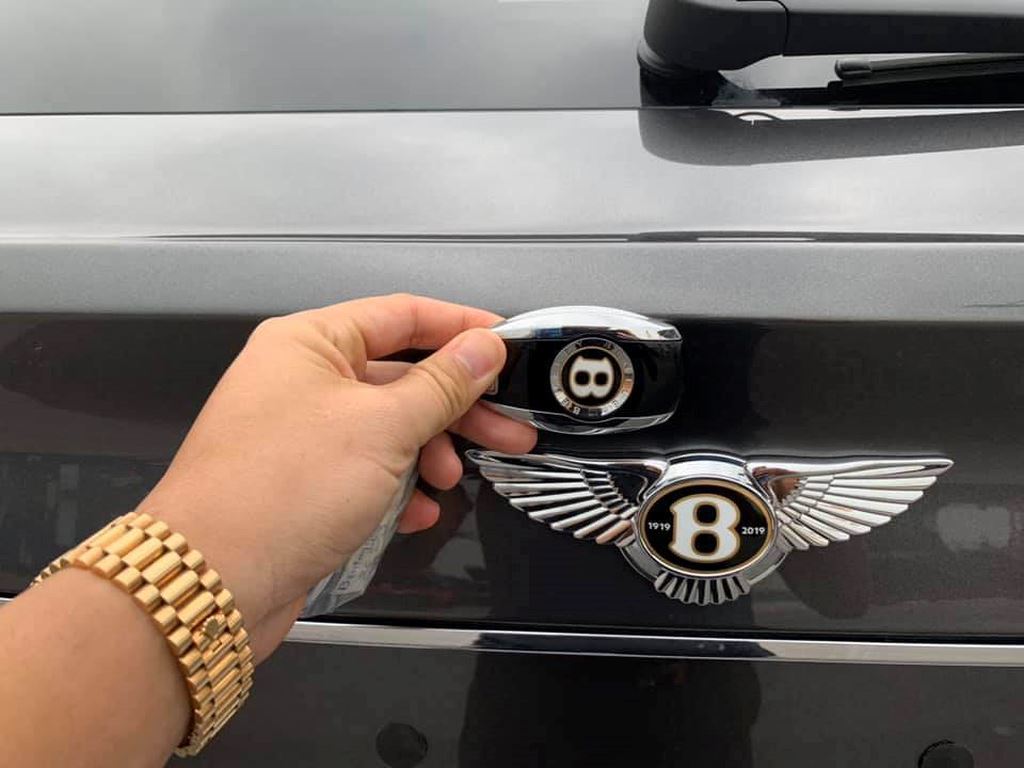 Đại gia Hoàng Kim Khánh tậu xe sang Bentley Bentayga V8