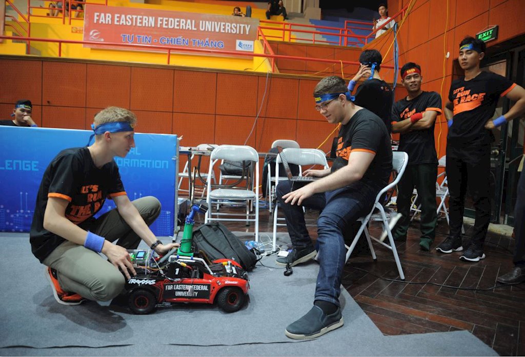 Toàn cầu có 3 cuộc thi lập trình xe tự hành, trong đó có Cuộc đua số của Việt Nam | Chủ tịch FPT Trương Gia Bình: Việt Nam đã có một sân chơi công nghệ tiên phong và đẳng cấp toàn cầu | Chuỗi giá trị cho giới trẻ Việt từ Cuộc đua số do FPT ươm tạo