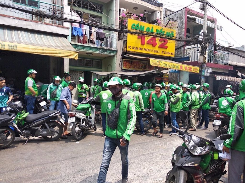 Nhà hàng, quán xá “phất” lên nhờ dịch vụ giao đồ ăn trực tuyến