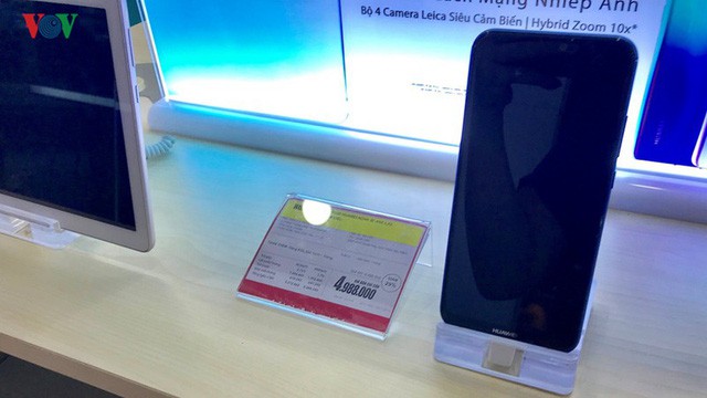 Điện thoại Huawei: Người dùng bán “tháo”, nhà buôn khuyến mại “khủng“ - Ảnh 4.