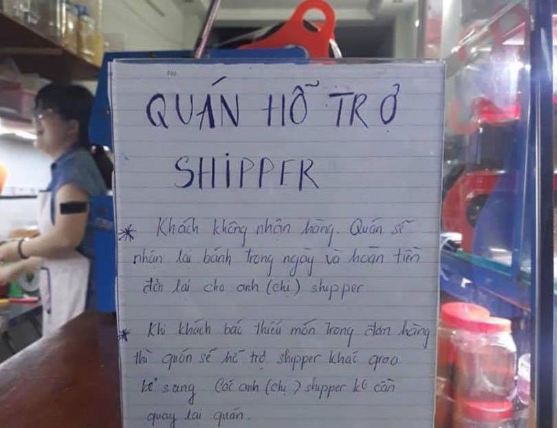 Tài xế công nghệ xúc động vì hành động hỗ trợ shipper của chủ quán bán bánh tráng