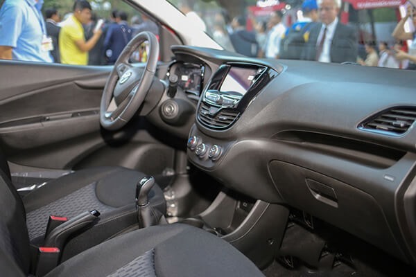 Chọn mẫu xe hơi nào để dễ 'luồn lách' trên phố đông ở Việt Nam?