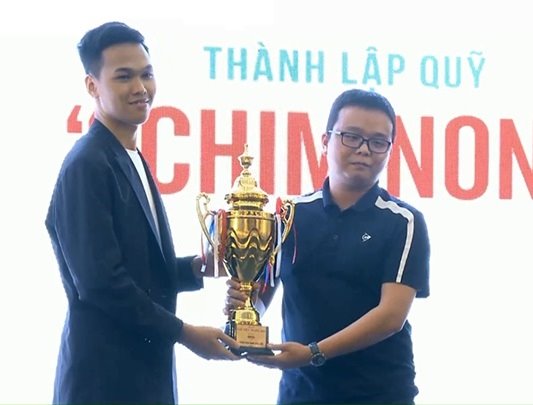 Trong buổi offline sinh nhật, Chim Sẻ Đi Nắng đấu giá Cúp gây quỹ hỗ trợ trẻ em