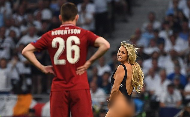 Đừng dại xin link Facebook cô gái hở hang đại náo chung kết C1: Hầu hết là giả mạo, dụ dỗ lừa đảo - Ảnh 3.