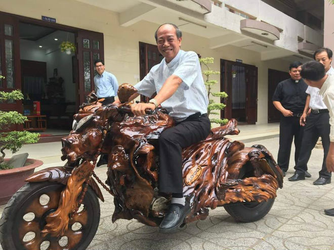 Những chiếc xe 2 bánh bằng gỗ gây sốt dân mạng Việt