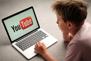 Phản ứng của YouTube về việc video thay bỉm tã em bé lọt vào chủ đề nội dung người lớn