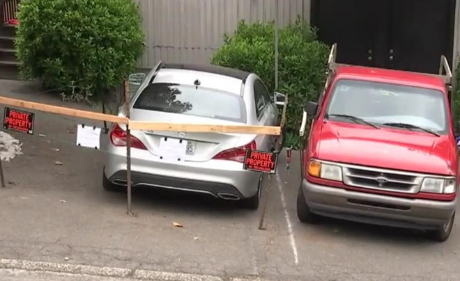 Do xe truoc cua, chu nha nhot xe doi tra tien hinh anh 3